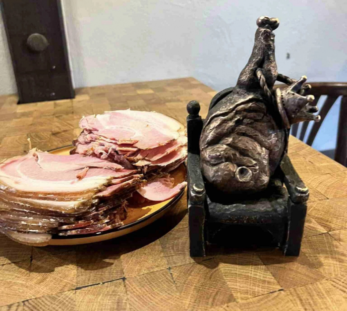 У Перечині відкрили публічну мініскульптуру шовдарю
