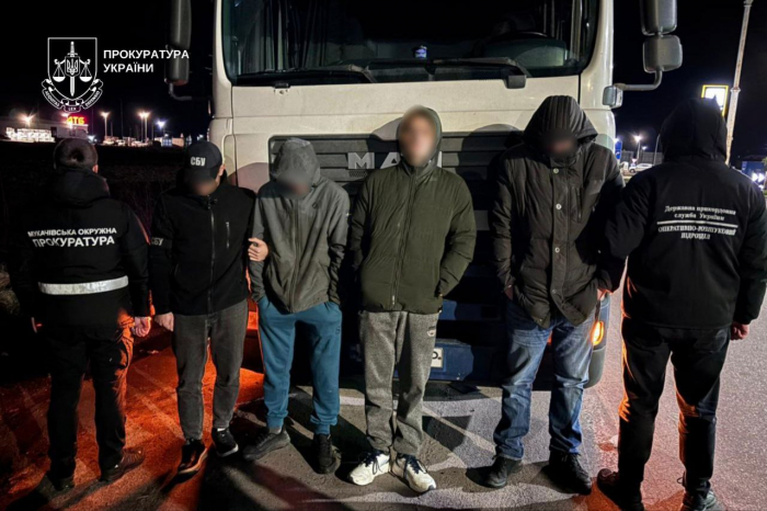На Закарпатті затримано далекобійника з Вінниччини, який організовував перевезення «клієнтів» до кордону у спальному відсіку вантажівки