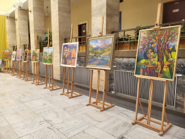 В атріумі ОВА розгорнули благодійну виставку-продаж робіт закарпатських художників. Половина коштів – на підтримку ЗСУ