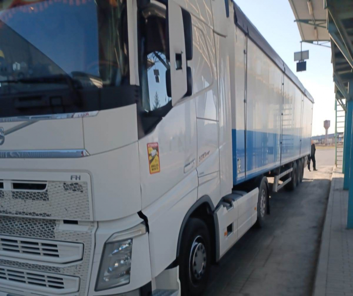 Через фальшиві документи водій вантажівки втратив на кордоні напівпричіп за 700 тис грн

