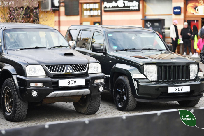 Підтримка армії: лісівники Карпатської філії передали авто для ЗСУ