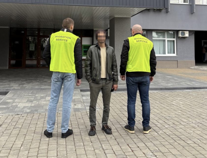 Не покинув Україну після відрахування з УжНУ: іноземця на Закарпатті оштрафували та видворять