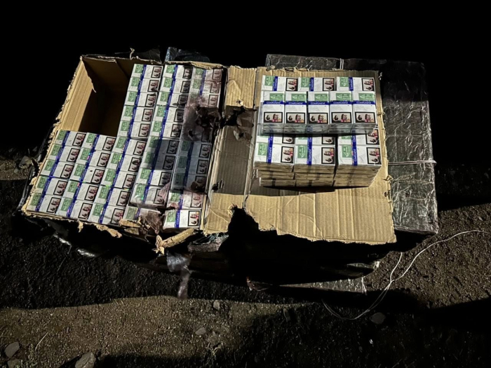 На кордоні зі Словаччиною закарпатські митники розкопали під шаром окатишів 8 ящиків контрафактних сигарет