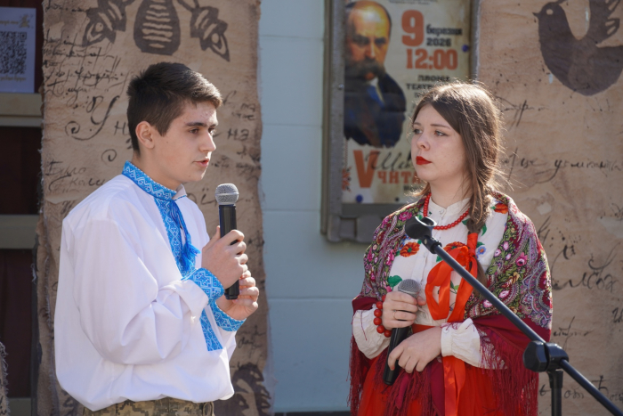 «Борітеся – поборете!» – у центрі Ужгорода відбувся поетичний марафон «Шевченкові читання. Мовою Кобзаря»