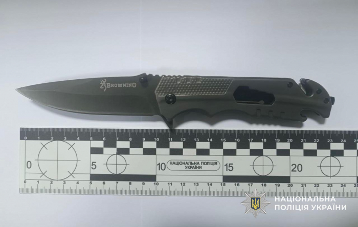 Мукачівські поліцейські затримали двох неповнолітніх, які незаконно заволоділи автівкою та погрожували власниці

