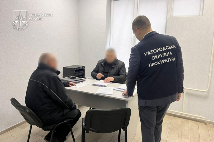 Ексдиректора Міжнародного аеропорту "Ужгород" підозрюють у недбалості, через яку підрядник заволодів майже 700 тис. грн на ремонті дорожнього покриття