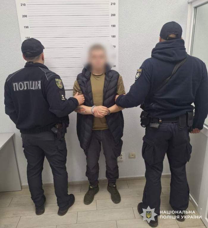 В Ужгороді поліція затримала рецидивіста, який викрав понад 100 тисяч гривень з рахунку пораненого військовослужбовця

