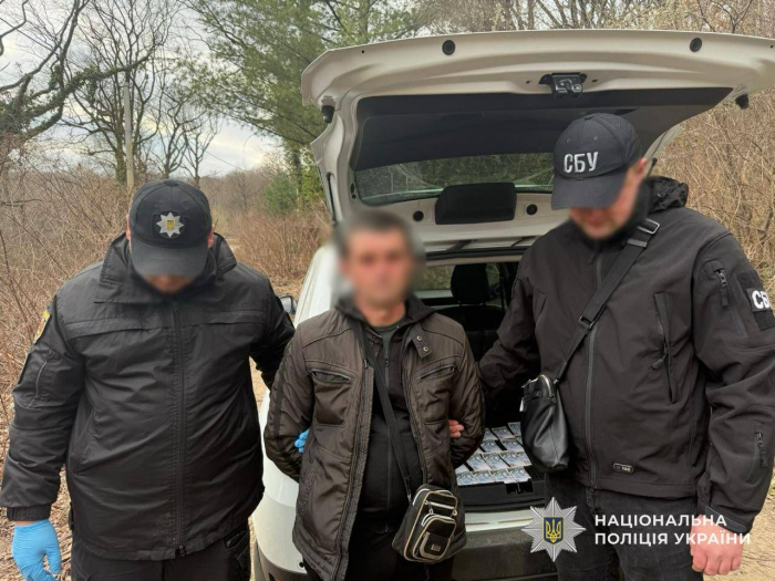 На Мукачівщині поліція затримала торговця зброєю: з незаконного обігу вилучено автомат Калашникова та бойові гранати 

