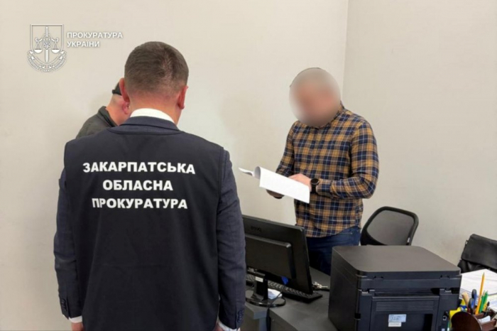На Закарпатті судитимуть реєстратора, який за фальшивими документами «переписав» землю померлої жінки 

