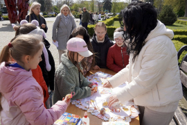 Понад 100 школярів створювали великодній настрій на головній площі Закарпаття