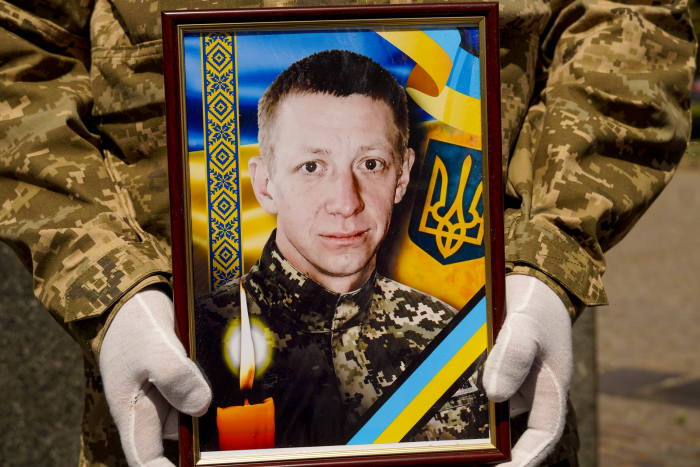 Ужгород попрощався зі ще одним захисником – 40-річним солдатом Артуром Каташинським

