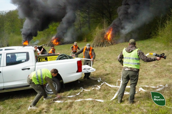 Діяти злагоджено та приборкати вогонь: лісівники Карпатської філії провели навчання з гасіння лісової пожежі