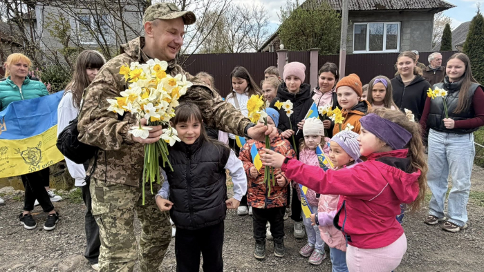 На Закарпатті зустріли двох звільнених з полону захисників