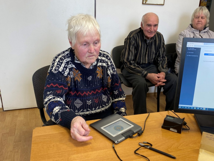 У 86 і 87 – заради безпеки: подружжя з Донеччини оформило на Закарпатті свої перші закордонні паспорти
