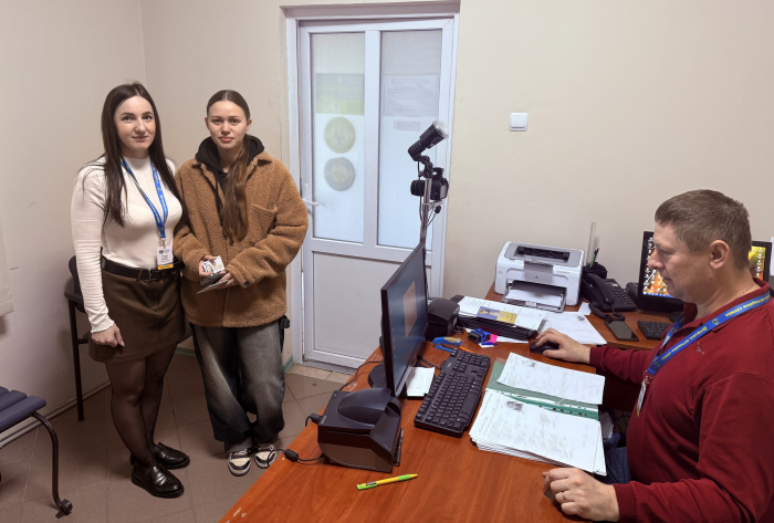 Через чотири країни — до паспорта: на Закарпатті кримчанка отримала перший документ громадянина України