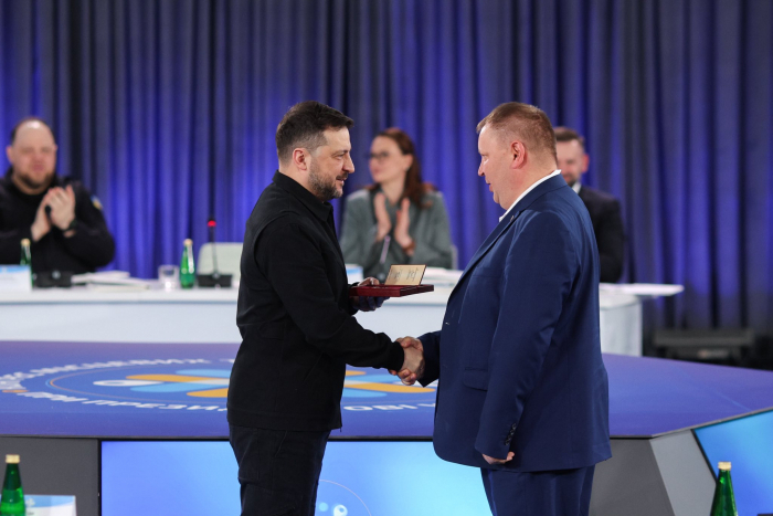  Володимир Зеленський вручив державні нагороди трьом закарпатцям