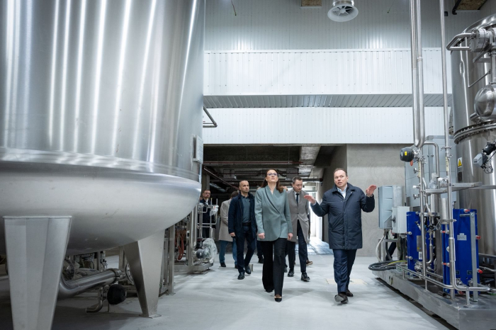 Юлія Свириденко під час візиту на Закарпаття відвідала завод компанії «Біофарма Плазма