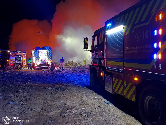 Майже добу вогнеборці приборкували масштабне займання на сміттєзвалищі у Чопі