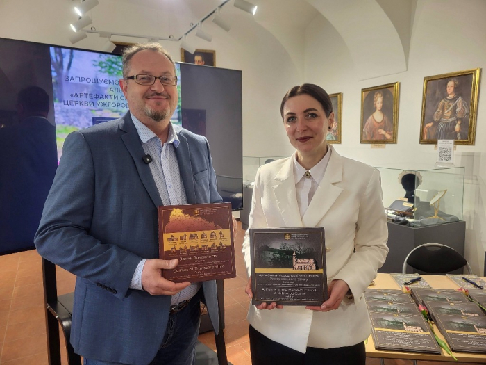 Презентували унікальний альбом про артефакти середньовічної церкви Ужгородського  замку