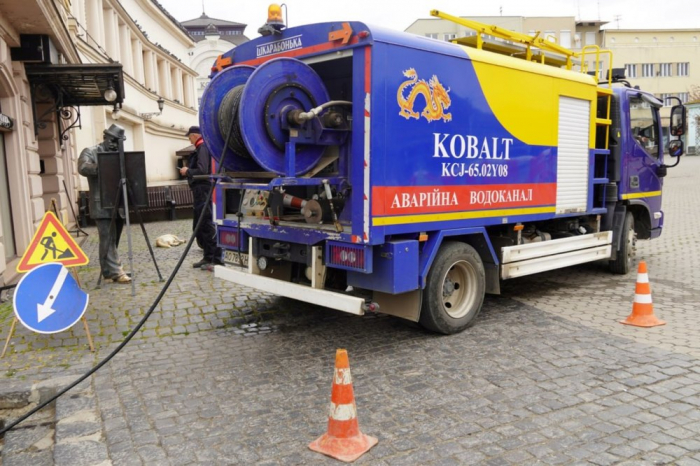 На площі Театральній в Ужгороді тривають підготовчі роботи до санації каналізаційного колектора

