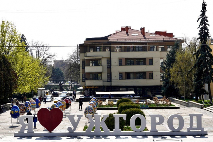 В Ужгороді на площі Поштовій  відкрили виставку Великодніх писанок.

