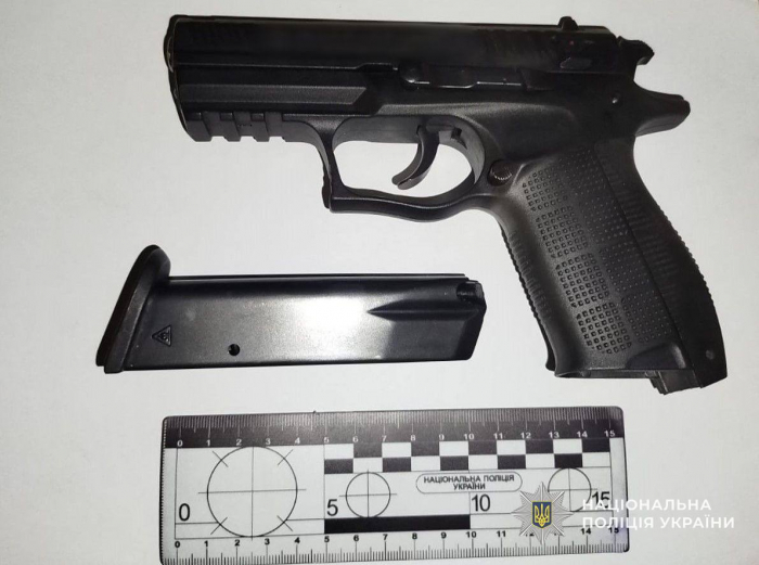 На Рахівщині поліція затримала зловмисника, який стріляв у чоловіка 

