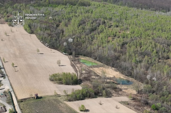 На Закарпатті прокуратура вимагає розірвати договір оренди 22 гектарів землі, на яких орендарка незаконно облаштувала ставки та збудувала млин

