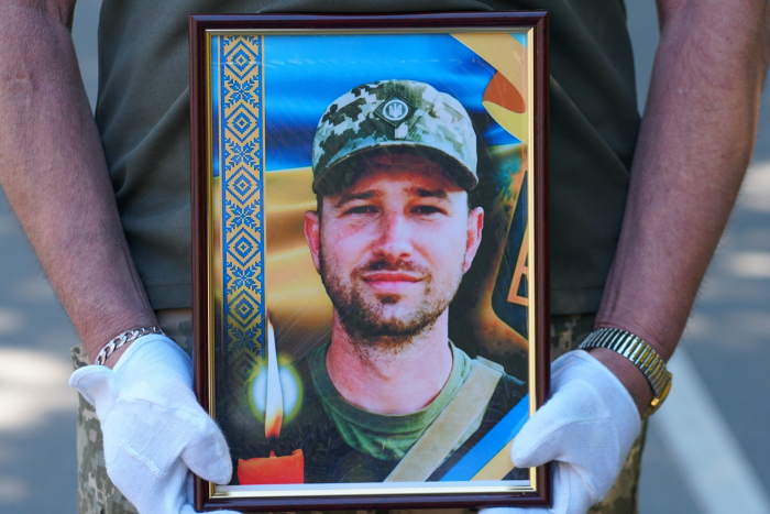 2 роки вважався зниклим безвісти… Ужгород попрощався нині з 32-річним солдатом Мироном Стегурою
