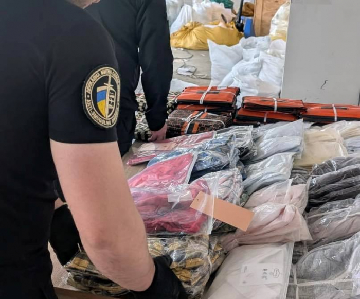 На кордоні зі Словаччиною закарпатські митники запобігли схемі незаконного ввезення комерційного одягу на 1,2 млн грн

