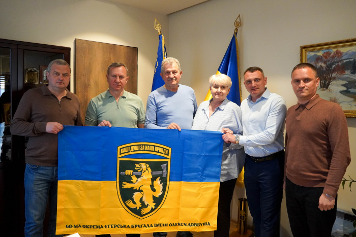 За підтримку захисників – Ужгородській громаді передали прапор 68-ої окремої єгерської бригади імені Олекси Довбуша 