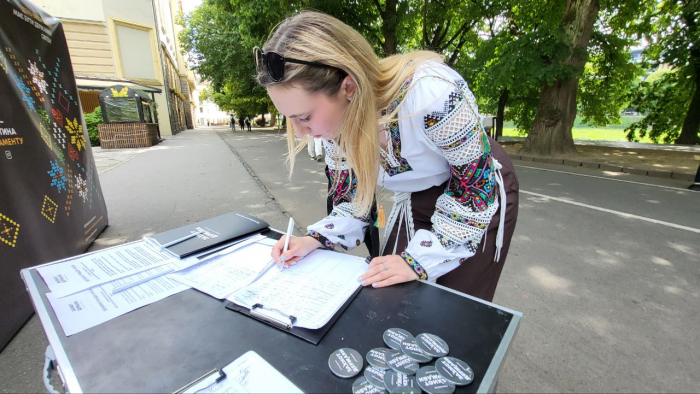 В Ужгороді збирали підписи за надання Дню вишиванки офіційного статусу державного свята