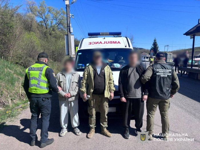 Поліція Закарпаття викрила схему переправлення через кордон чоловіків, замасковану під медевакуацію

