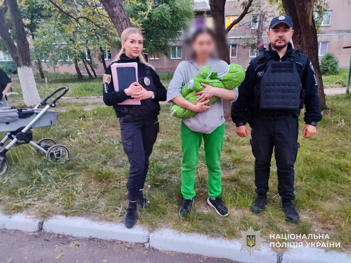 Зникла разом із візочком: в Ужгороді поліція оперативно знайшла викрадене немовля

