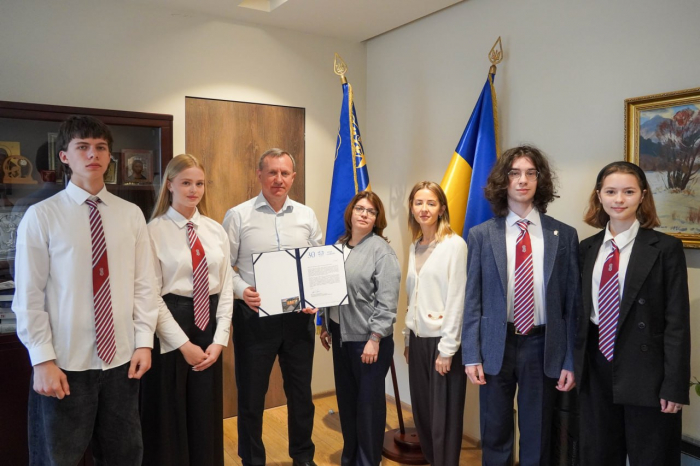 Представники Ужгородського ліцею №3 передали Богдану Андріїву вітальну грамоту від Сенату Парламенту Чеської Республіки