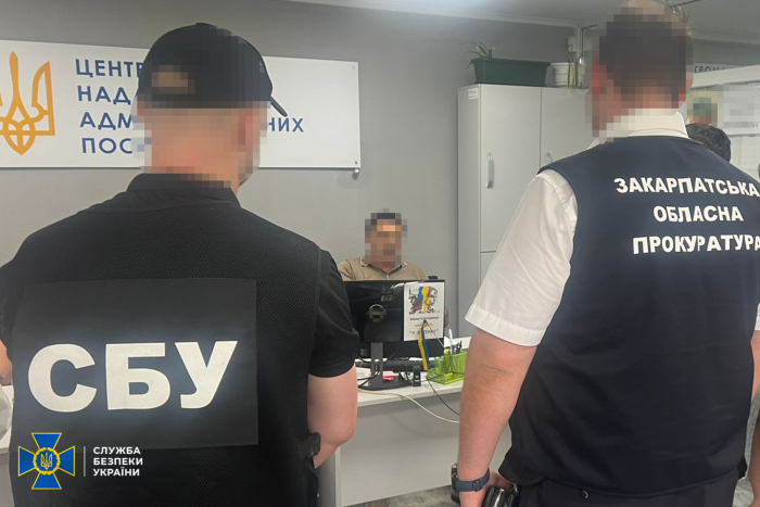 СБУ та Нацполіція викрили на Закарпатті очільника сільради на оборудках із землею