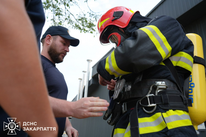 Закарпатські рятувальники складали іспит на право керувати гасінням пожеж