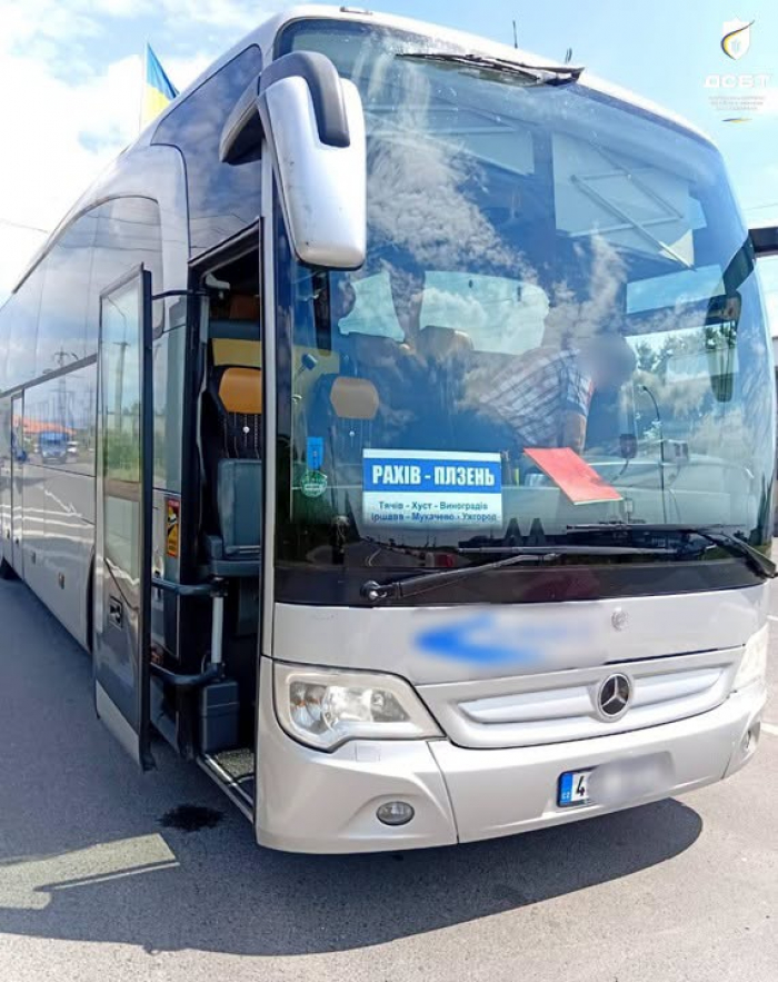 Водій міжнародного автобуса на Закарпатті «позичив» чужу картку: Укртрансбезпека виписала штраф