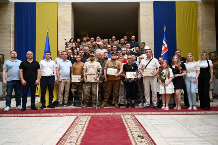 Ще сім ужгородських родин військових та ветеранів отримали сертифікати на житло
