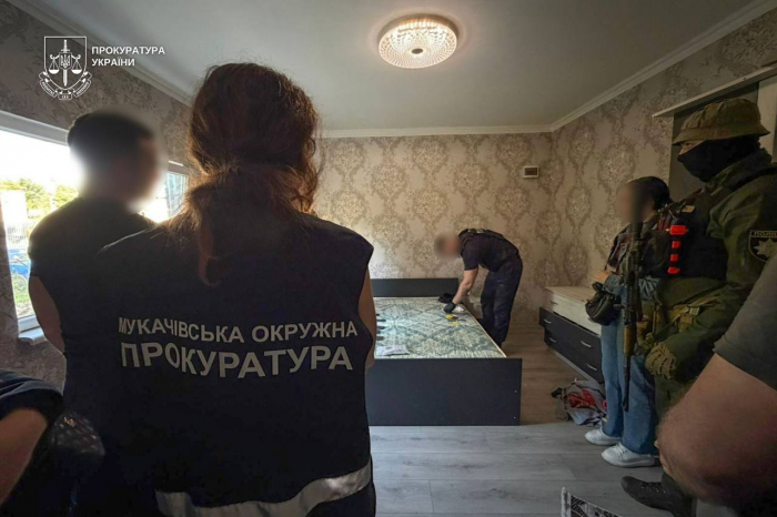 Знімала порно з малолітньою дочкою: на Закарпатті багатодітну матір взято під варту
