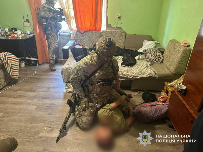 Спецоперація КОРДу в Ужгороді: поліція затримала озброєного чоловіка, який тримав у заручниках дружину та 5-річну дитину