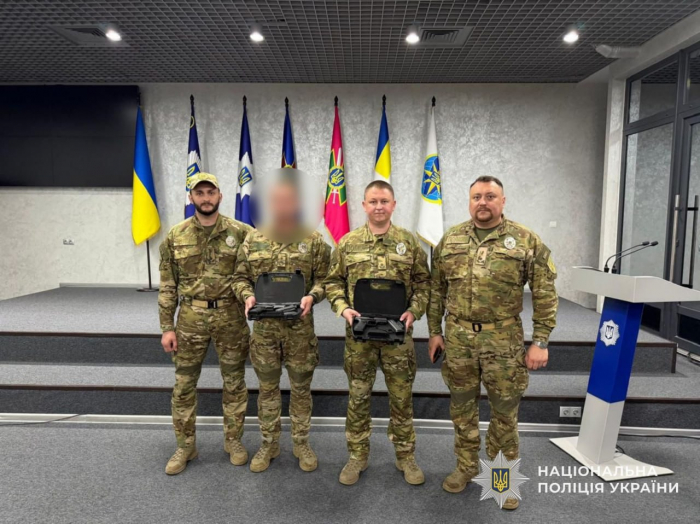 Чотирьох бійців стрілецького батальйону поліції Закарпаття нагородами відзначив Міністр МВС