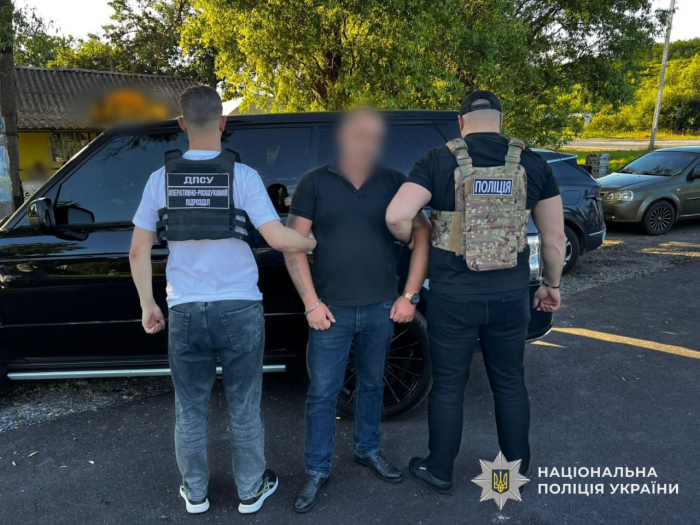 Голова громадської організації за гроші переправляв чоловіків за кордон – поліція затримала організатора та його спільницю