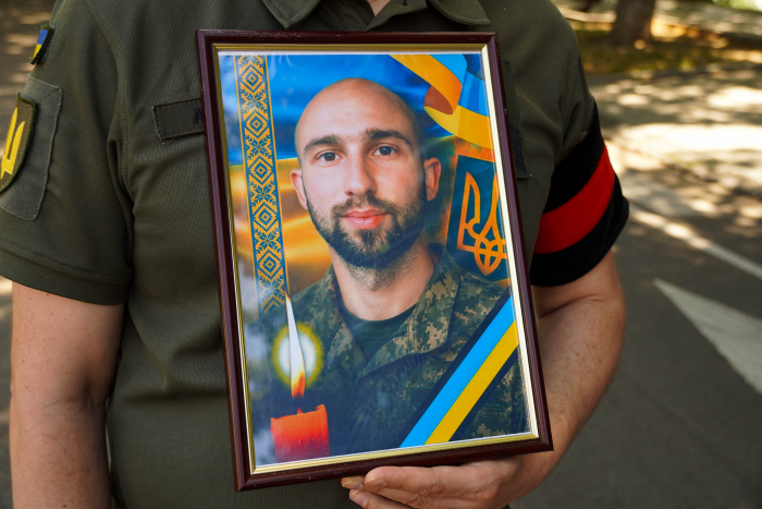 В Ужгороді попрощалися із полеглим 34-річним захисником – солдатом Артемом Ромчаком