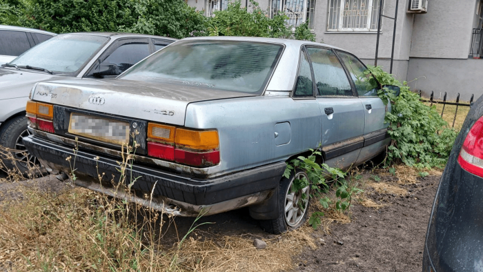 Покинуті авто в Ужгороді забиратимуть на спецмайданчик: у міськраді підготували положення