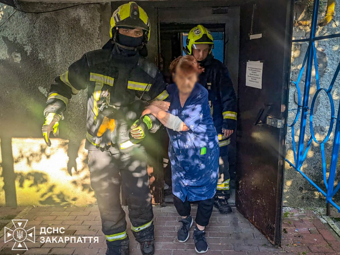 У Тячеві надзвичайники врятували 92-річну жінку
