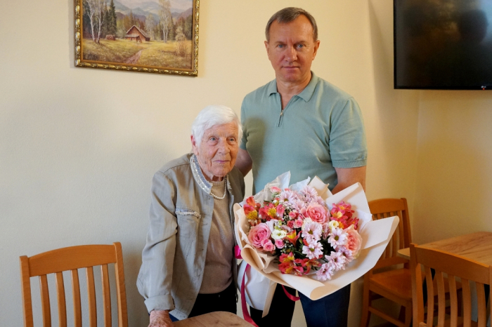 Міський голова Ужгорода Богдан Андріїв привітав 100-річну ювілярку