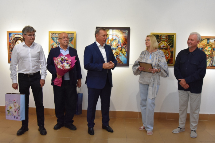 «За склом» – у галереї «Ужгород» відкрили виставку робіт заслуженої художниці України Вікторії Кузьми, присвячену ювілею мисткині