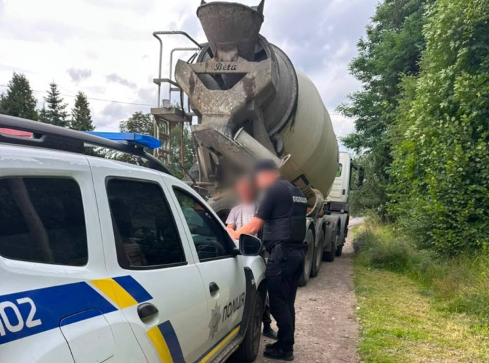 Поліцейські притягнули до відповідальності порушника, який здійснив забруднення території поблизу озера Синевир