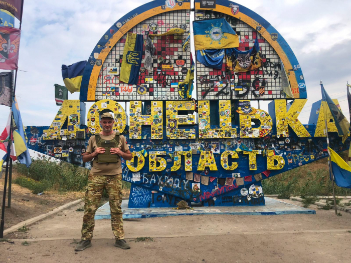 Він рятував своїх, а після власного поранення залишився у строю: історія бойового медика Віталія Толочка

