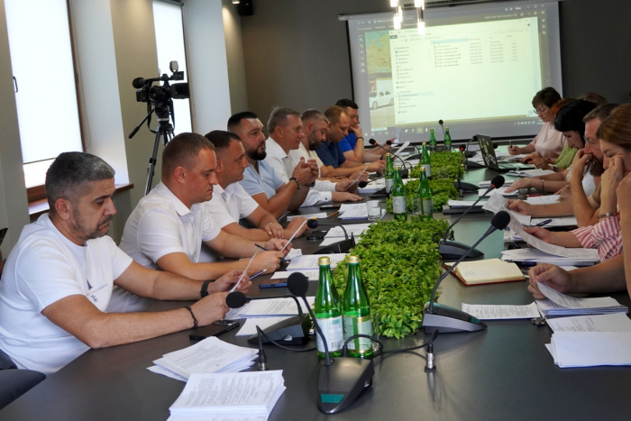 В Ужгороді визначили порядок виявлення та переміщення занедбаних автомобілів